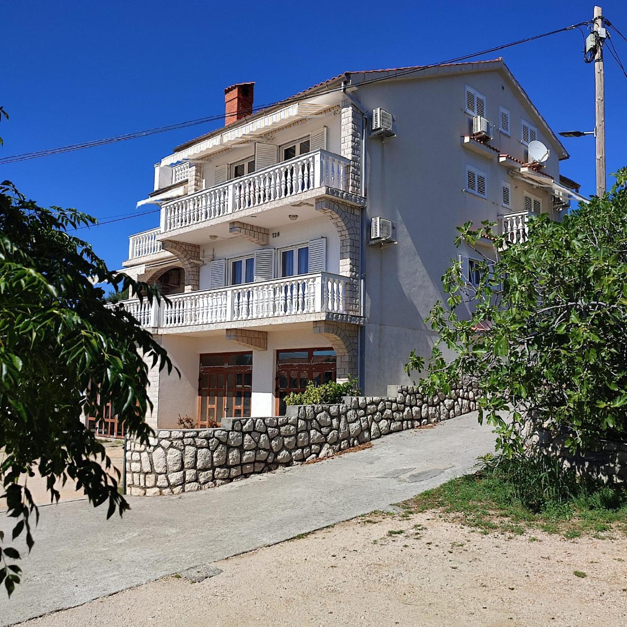 Apartments Vuksan Раб Екстериор снимка